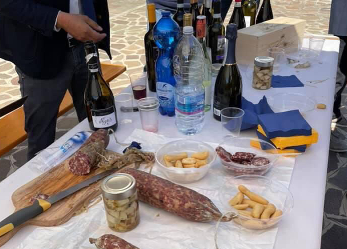 Il salame leghista di Centinaio fa impazzire gli animalisti: “Noi votiamo”
