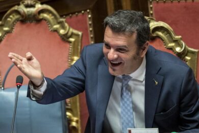 Il salame leghista di Centinaio fa impazzire gli animalisti: “Noi votiamo”