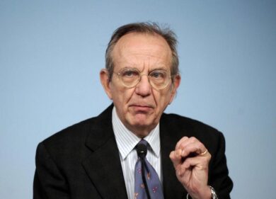 Unicredit, l’autogol dell’ex ministro. Padoan: “Via la politica dalle banche”