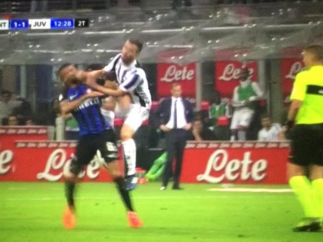 Caso Pjanic-Rafinha, Le Iene “rigiocano” Inter-Juve: il colloquio VAR-Orsato Caso Pjanic-Rafinha, Le Iene “rigiocano” Inter-Juve: il colloquio VAR-Orsato