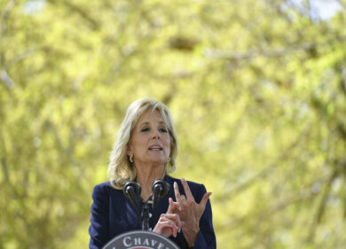 Jill Biden, i 70 anni della dottoressa B, ex cheerleader ribelle da sempre