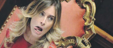 Boschi graffia la Meloni: “Prima donna premier? Mai una come lei”