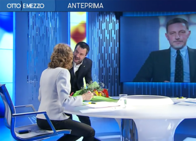 Matteo Salvini porta i fiori a Lilli Gruber: “Ogni promessa è debito”. VIDEO