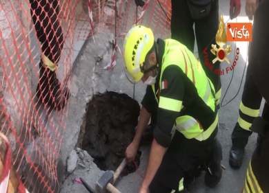 Palermo, si apre un’enorme voragine lungo la strada. VIDEO