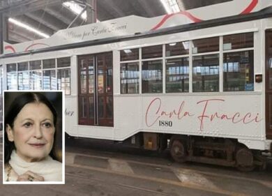 Milano, lo speciale tram bianco in memoria di Carla Fracci