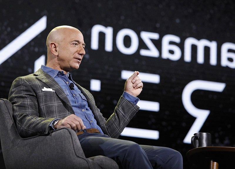 Jeff Bezos sarà passeggero del primo volo spaziale di Blue Origin Jeff Bezos sarà passeggero del primo volo spaziale di Blue Origin