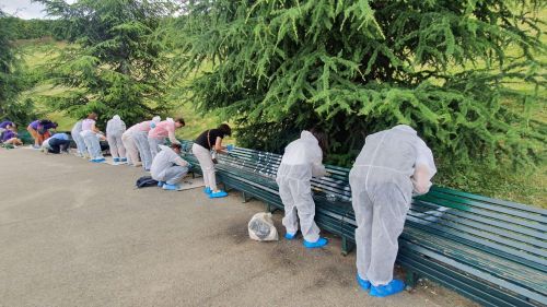 Milano, cleaning da Guinness per la panchina più lunga del mondo. FOTO Milano, cleaning da Guinness per la panchina più lunga del mondo. FOTO