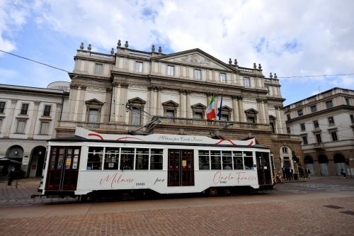 Circola per Milano il tram dedicato a Carla Fracci