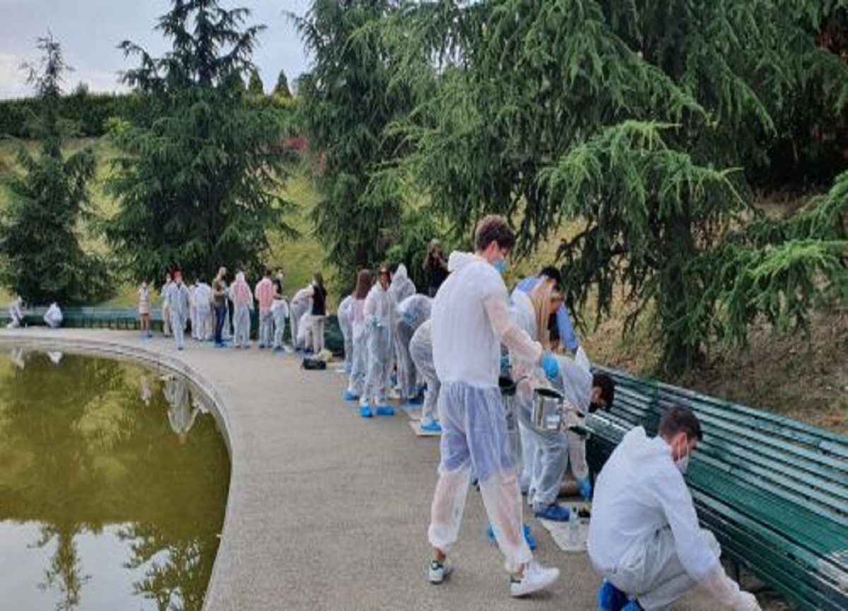 Milano, cleaning da Guinness per la panchina più lunga del mondo. FOTO Milano, cleaning da Guinness per la panchina più lunga del mondo. FOTO
