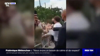 Francia, Macron preso a schiaffi per strada: due arresti