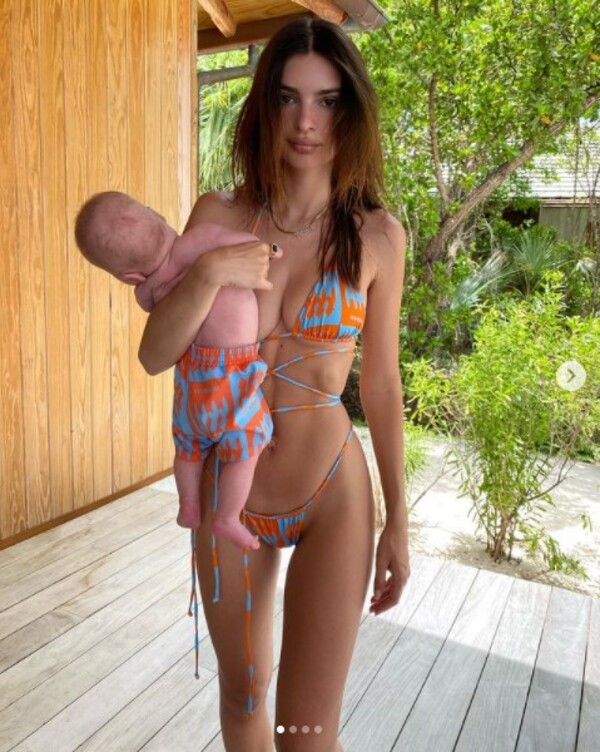 Emily Ratajkowski nel mirino per una foto col figlio: “Non si tiene così” Emily Ratajkowski nel mirino per una foto col figlio: “Non si tiene così”