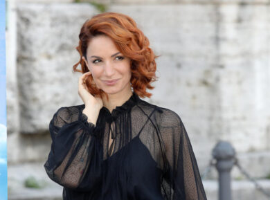 Delogu – De Martino: lei si fa male, lui la soccorre. E’ nato un amore?