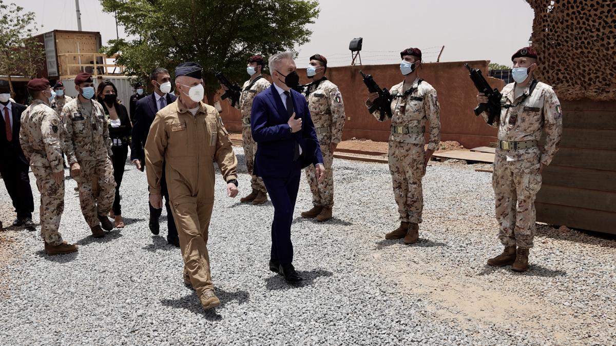 Emirati vietano passaggio all’aereo dei giornalisti italiani in Afghanistan