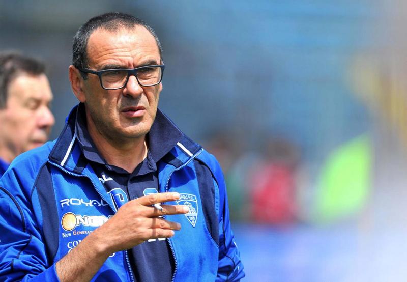 Galleria foto 'Lazio, Sarri nuovo allenatore. Annuncio con sigaretta: “Chi ha da accendere?”' - foto 1