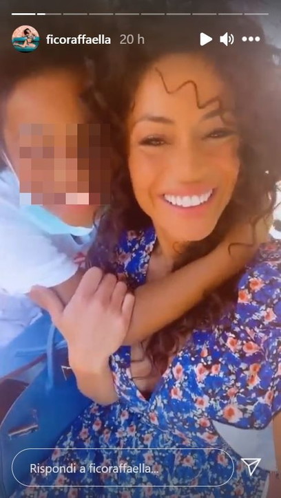 Raffaella Fico in vacanza con la figlia Pia e le amiche, ma spunta Balotelli