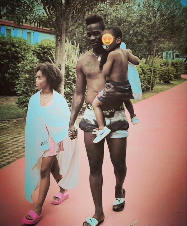 Raffaella Fico in vacanza con la figlia Pia e le amiche, ma spunta Balotelli