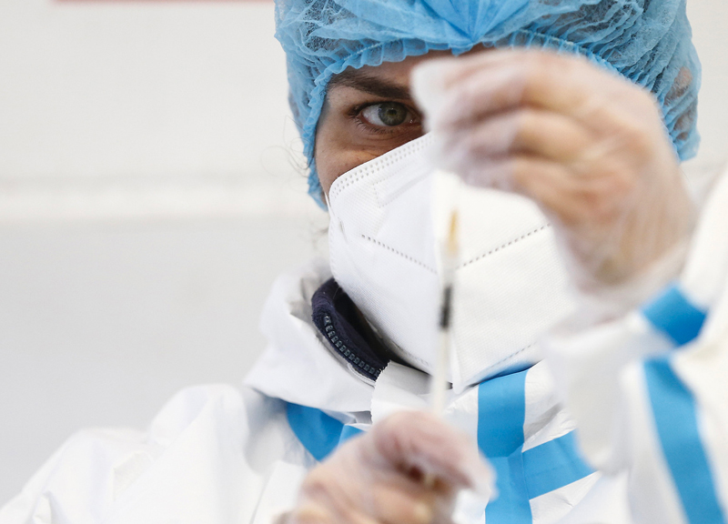 “Vaccini Az ai giovani? Rischi superano quelli del Covid”. Verso il divieto