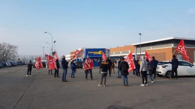 Lodi: scontri a picchetto lavoratori logistica, uomo grave