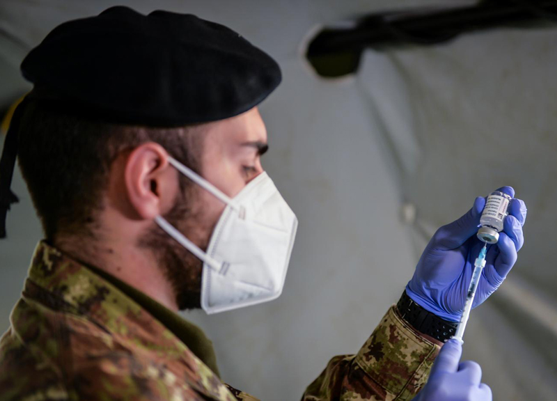 Ema, le tabelle parlano chiaro. “Il vaccino Az sotto i 60 anni è sconveniente” Ema, le tabelle parlano chiaro. “Il vaccino Az sotto i 60 anni è sconveniente”