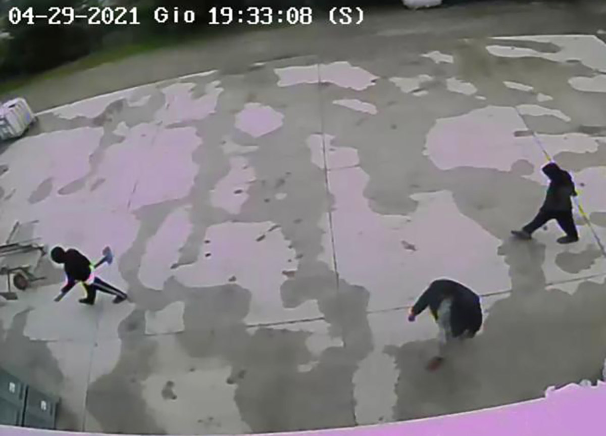 Saman, il video dei genitori a Malpensa. La madre: “Vergogna per la famiglia” Saman, il video dei genitori a Malpensa. La madre: “Vergogna per la famiglia”