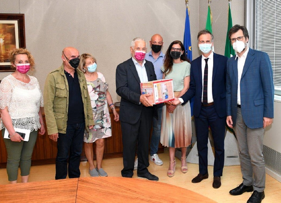 Lombardia, rinnovare le Rsa: i sindacati portano 23.600 firme in Consiglio Lombardia, rinnovare le Rsa: i sindacati portano 23.600 firme in Consiglio