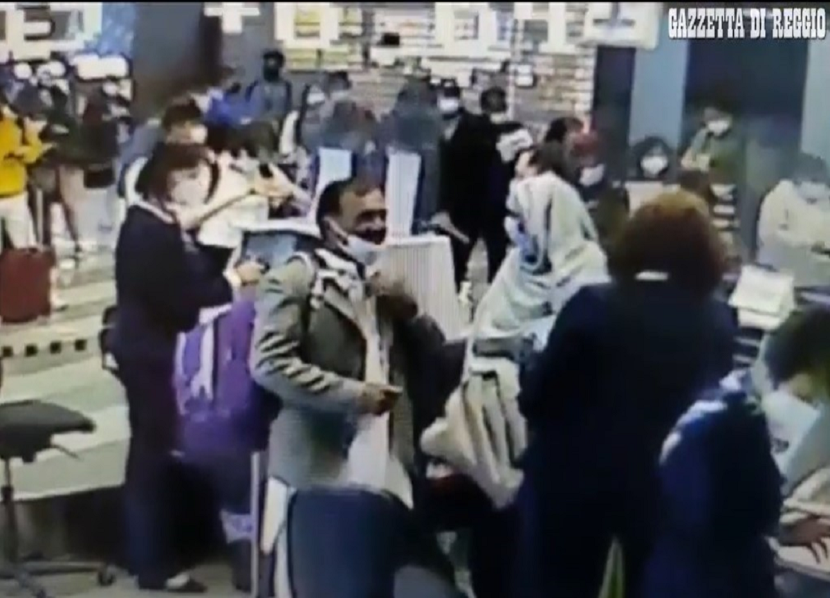 Saman, il video dei genitori a Malpensa. La madre: “Vergogna per la famiglia” Saman, il video dei genitori a Malpensa. La madre: “Vergogna per la famiglia”