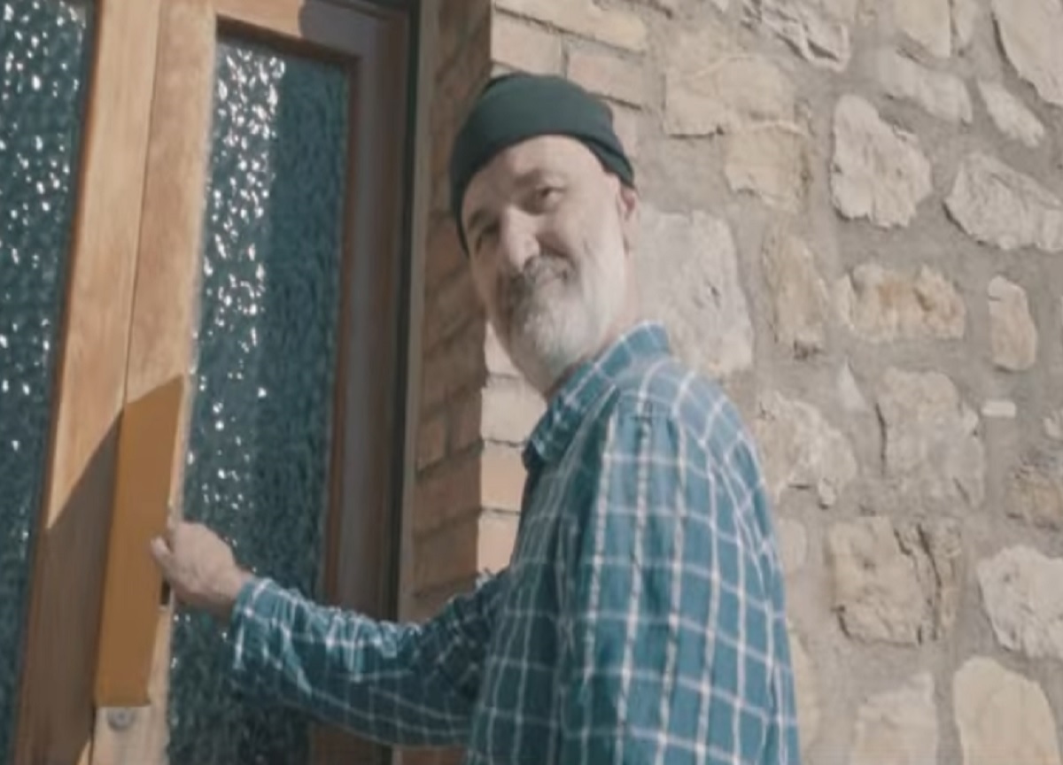 Icaro, il poeta di strada di Brera in volo verso la canzone. VIDEO Icaro, il poeta di strada di Brera in volo verso la canzone. VIDEO