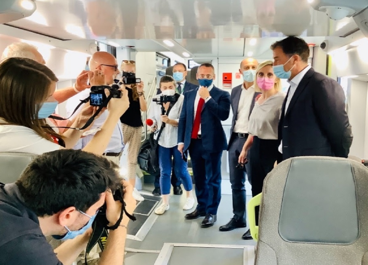 Linea ferroviaria S8 Milano-Carnate-Lecco, in servizio i nuovi ‘Caravaggio’ Linea ferroviaria S8 Milano-Carnate-Lecco, in servizio i nuovi ‘Caravaggio’