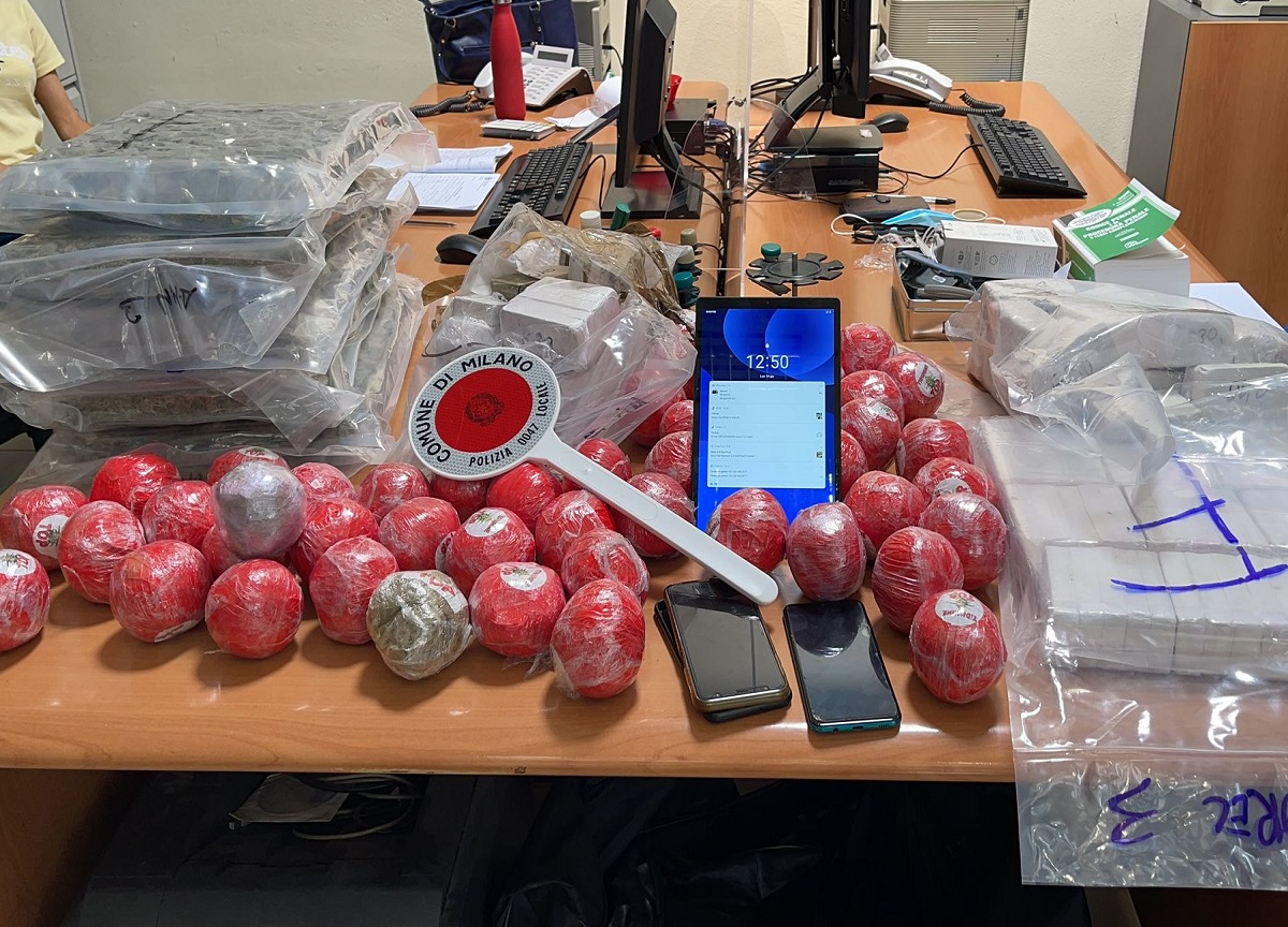 Milano, nel furgone oltre 30 chili di droghe: due arrestati Milano, nel furgone oltre 30 chili di droghe: due arrestati