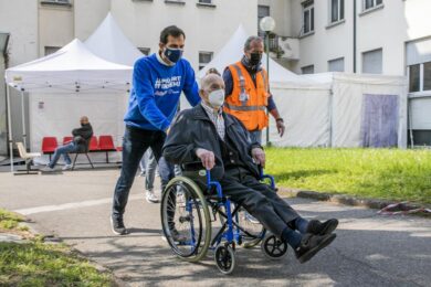 Presidio comitati Rsa-Rsd al Pirellone: riaprire ai familiari