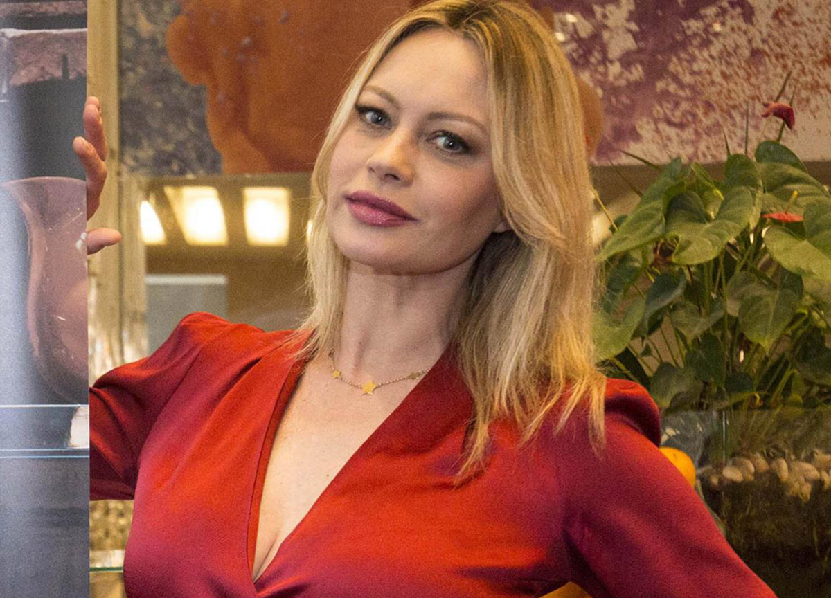 Anna Falchi, prezzemolina della Rai. Condurrà “Uno weekend” e “I fatti vostri”