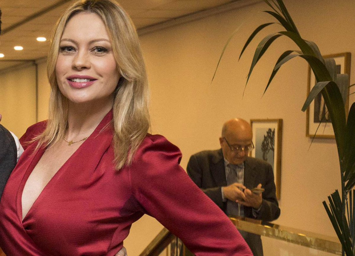 Anna Falchi, prezzemolina della Rai. Condurrà “Uno weekend” e “I fatti vostri”