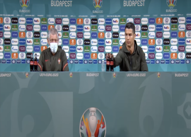 Cristiano Ronaldo, via la Coca Cola dall’inquadratura: “Bevete acqua!”