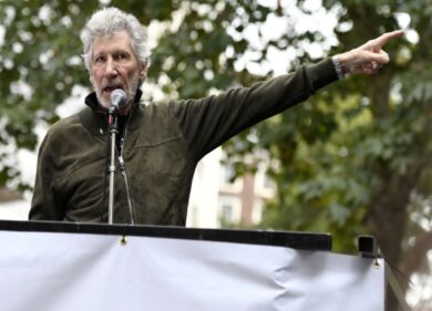 Roger Waters-Zuckerberg: “Fanc*lo, è uno degli idioti più potenti del mondo”