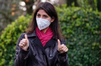 Virginia Raggi: “Paura? Penso alle cose che devo fare”. E Maurizio Costanzo…