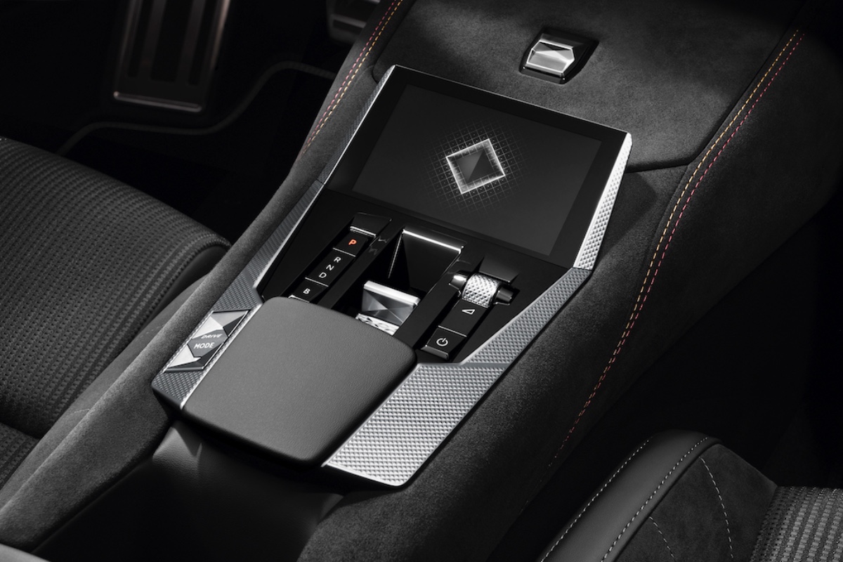 Tecnologica ed elegante nuova DS 4 in arrivo a fine anno Tecnologica ed elegante nuova DS 4 in arrivo a fine anno