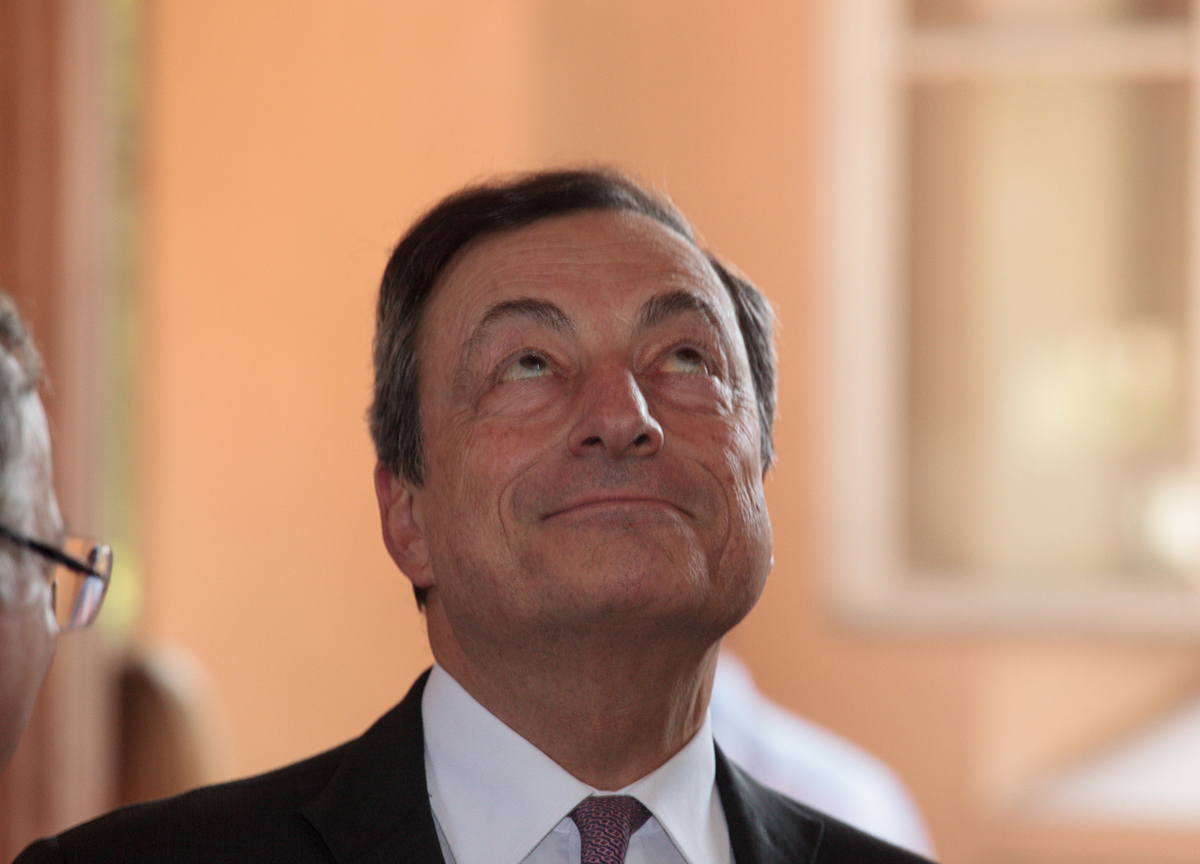 Governo, Draghi segue la Francia. “Basta mascherine all’aperto da fine giugno” Governo, Draghi segue la Francia. “Basta mascherine all’aperto da fine giugno”