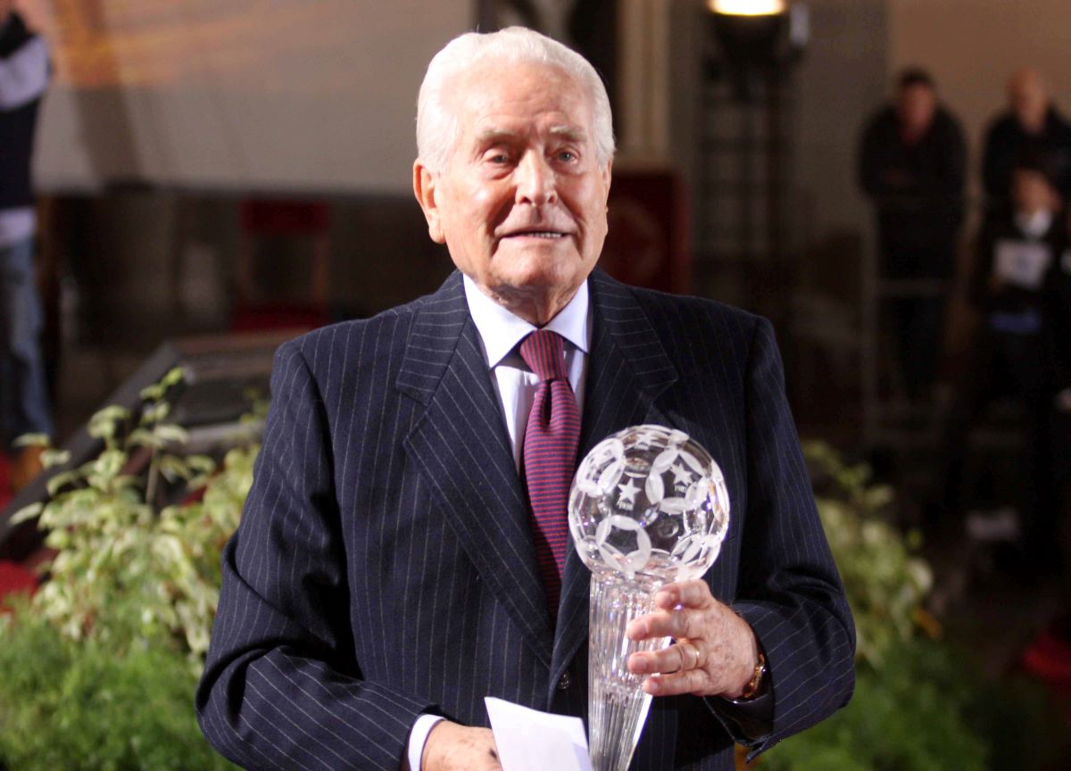 Giampiero Boniperti morto, Juventus: “Grazie di tutto presidentissimo” Giampiero Boniperti morto, Juventus: “Grazie di tutto presidentissimo”
