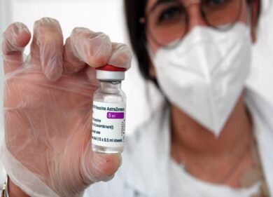 AstraZeneca, ok alla seconda dose per chi rifiuta il mix