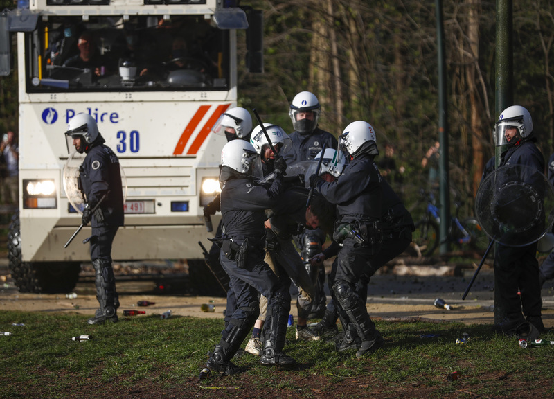 Belgio, il Rambo negazionista suicida nel bosco. Voleva uccidere i virologi