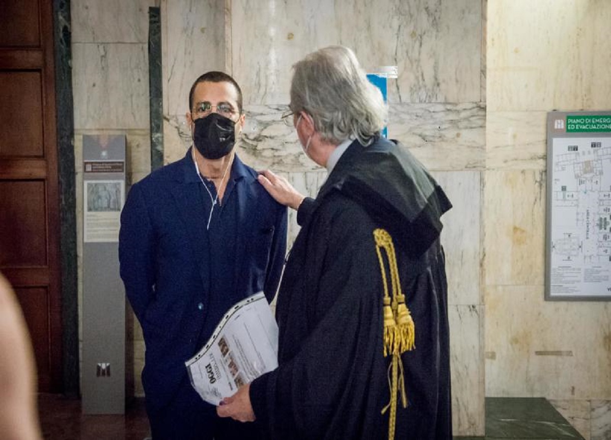 Fabrizio Corona, altri guai: il blitz dei poliziotti armati a casa Fabrizio Corona, altri guai: il blitz dei poliziotti armati a casa
