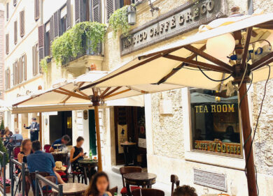 Via Condotti (Roma), le boutique contro l’Antico Caffè Greco: “Via i tavolini”