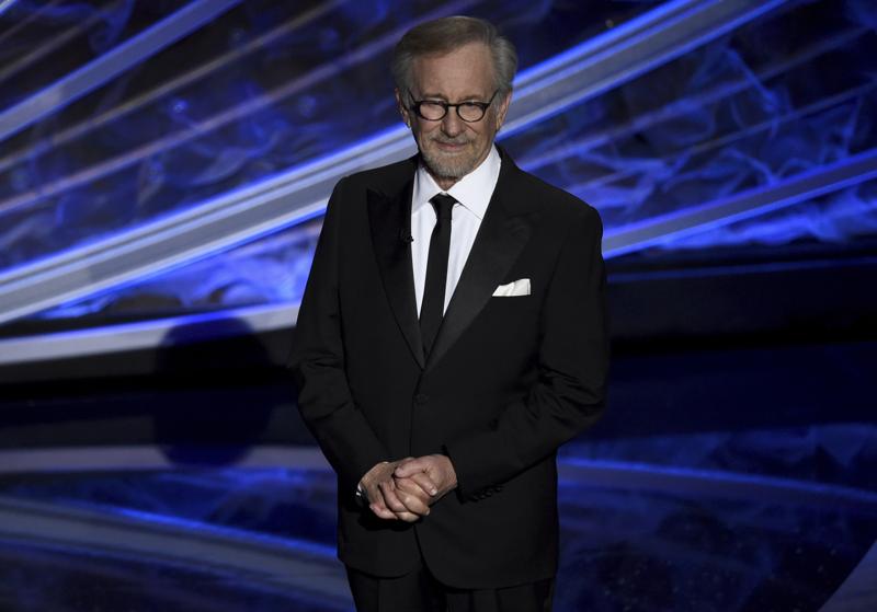 Guerra tra piattaforme digitali, Steven Spielberg produrrà film per Netflix Guerra tra piattaforme digitali, Steven Spielberg produrrà film per Netflix