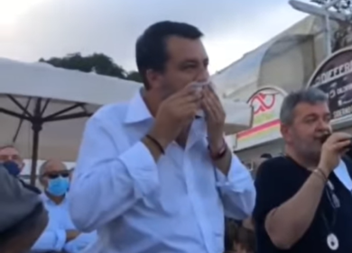 Matteo Salvini a Siderno e l’uso alternativo della mascherina. VIDEO
