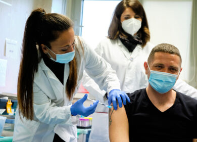 Vaccini, rivolta dei medici di base: “Richiami Az? Non firmiamo il consenso”