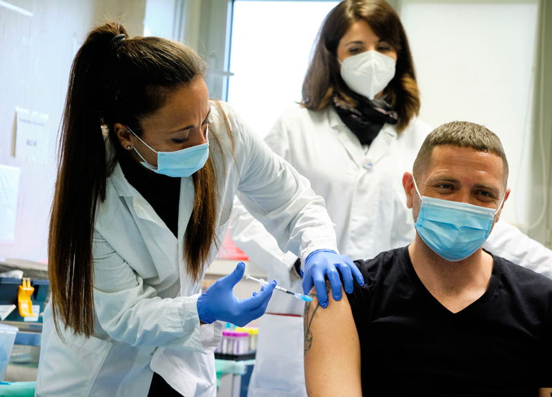Vaccini, rivolta dei medici di base: “Richiami Az? Non firmiamo il consenso” Vaccini, rivolta dei medici di base: “Richiami Az? Non firmiamo il consenso”