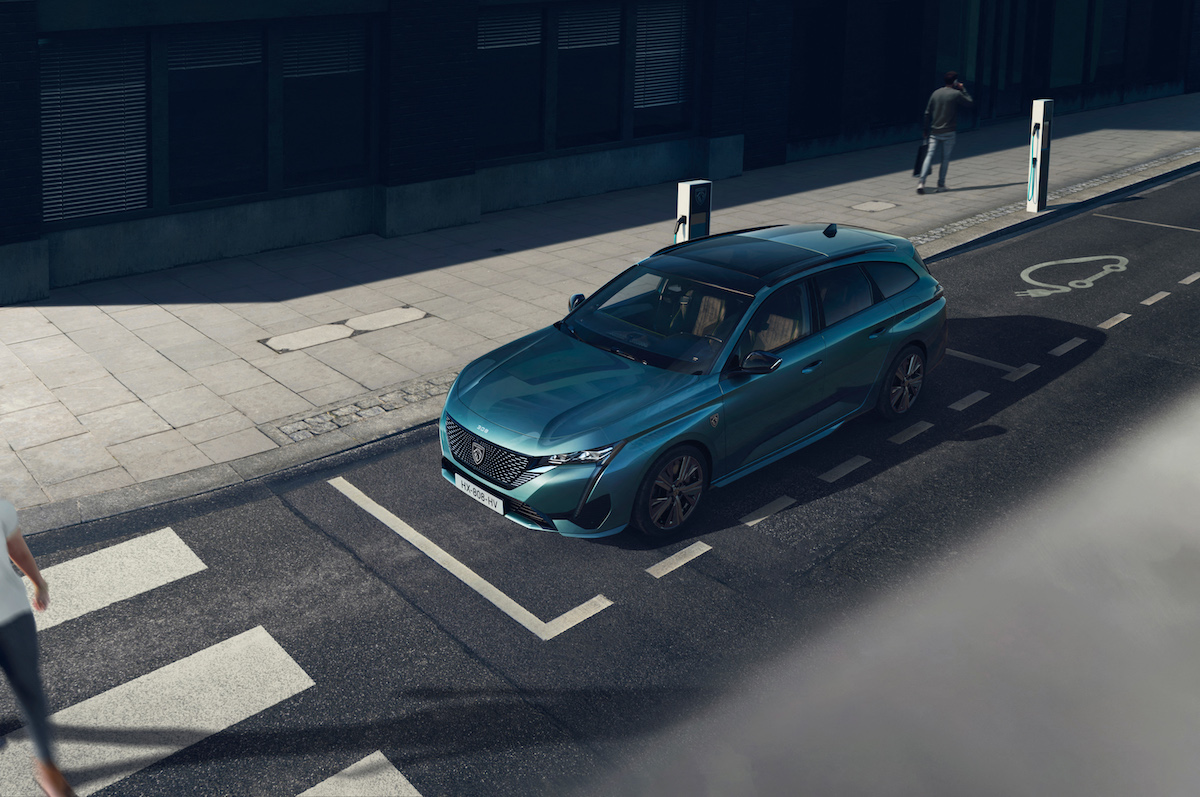 Peugeot 308 cambia faccia con la nuova sw Peugeot 308 cambia faccia con la nuova sw