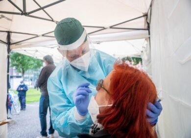 Covid, 951 contagi e 30 morti: positività allo 0,5%