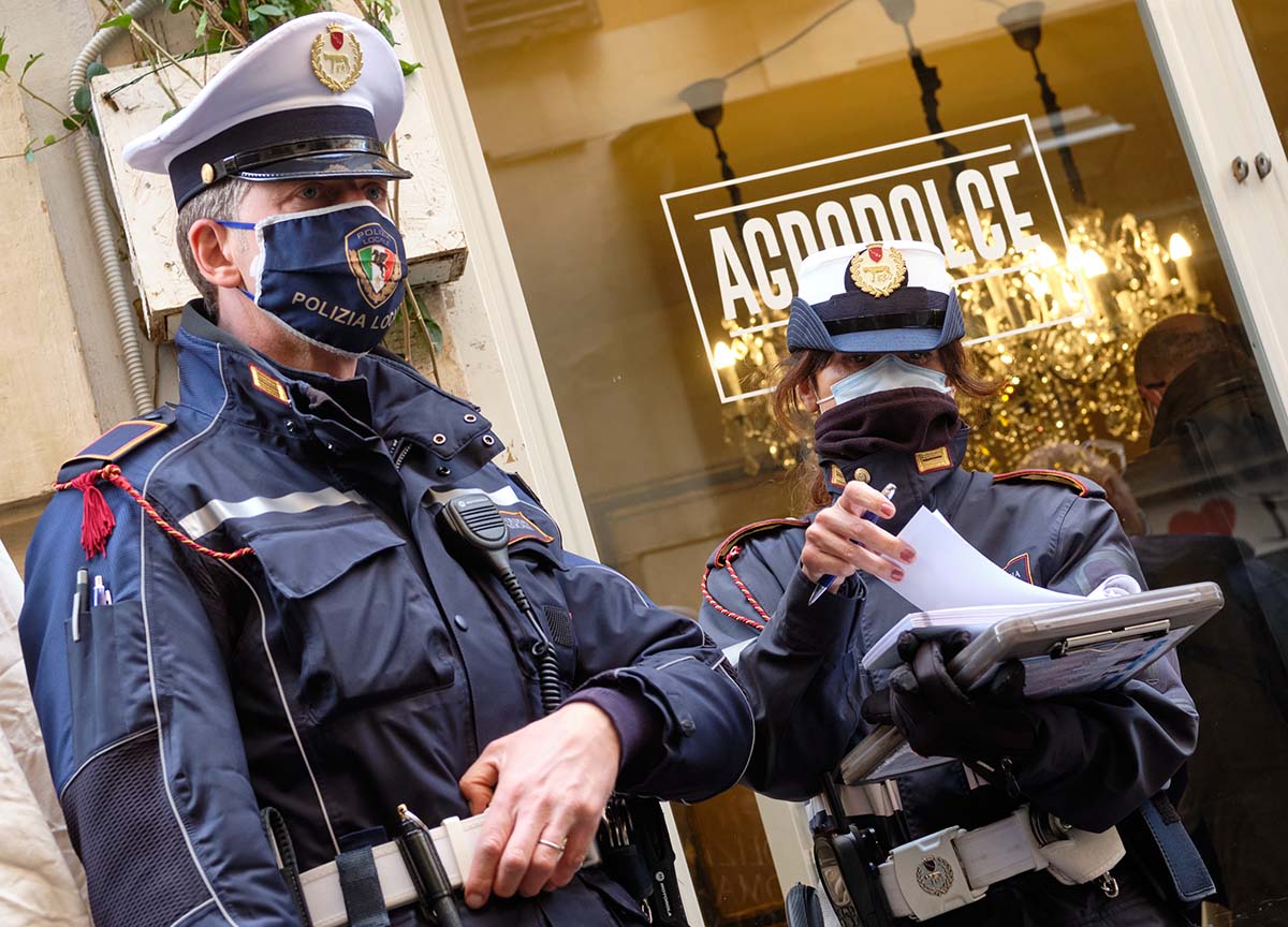 “Ho scelto a caso”. Ragazza massacrata di coltellate mentre prendeva il sole “Ho scelto a caso”. Ragazza massacrata di coltellate mentre prendeva il sole