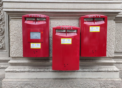 Poste, aumento di 110 euro in busta paga. Il postino bussa e trova i denari